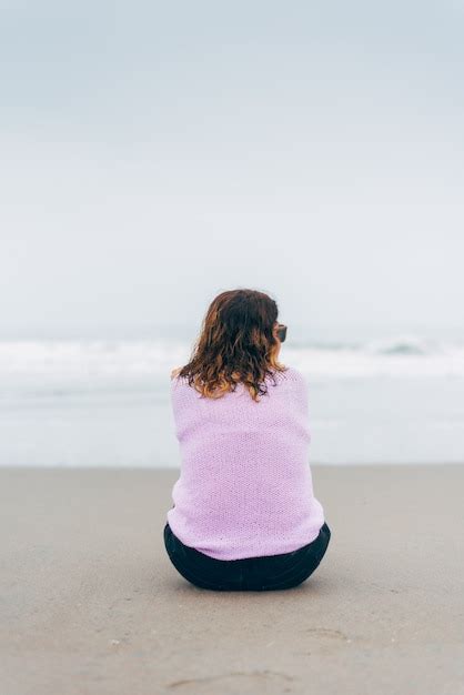 niñas en la playa de espaldas|mujer de espaldas en la playa.